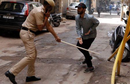 Карантин в Індії: поліція б’є громадян, тисячі заробітчан повертаються з ізольованих міст в села