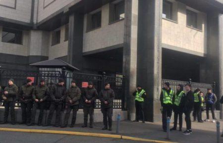 Под Конституционным судом прошли митинги против возможной отмены люстрации