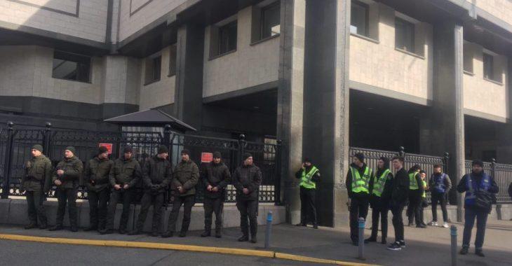 Под Конституционным судом прошли митинги против возможной отмены люстрации