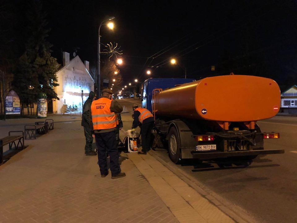 Дезінфекція зупинок та оповіщення населення з гучномовцями: перебіг карантину у Рівному