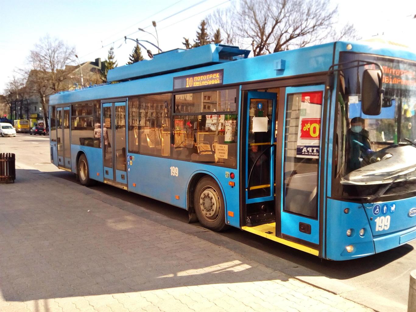 Заборона відвідування дитячих майданчиків та спецпропуск у громадський транспорт: Рівне посилює умови карантину