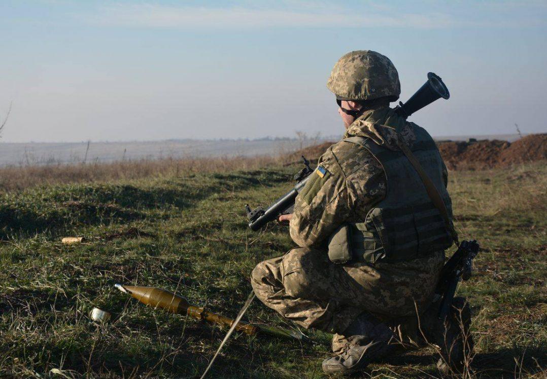 Доба на Донбасі: бойовики 17 разів порушили режим «тиші», один український військовий загинув