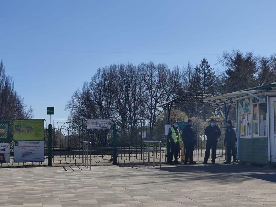 Карантинні обмеження посилюють завтра, але поліція вивела відвідувачів з ботсаду у Києві вже сьогодні