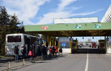 На кордоні з Угорщиною утворилися великі черги