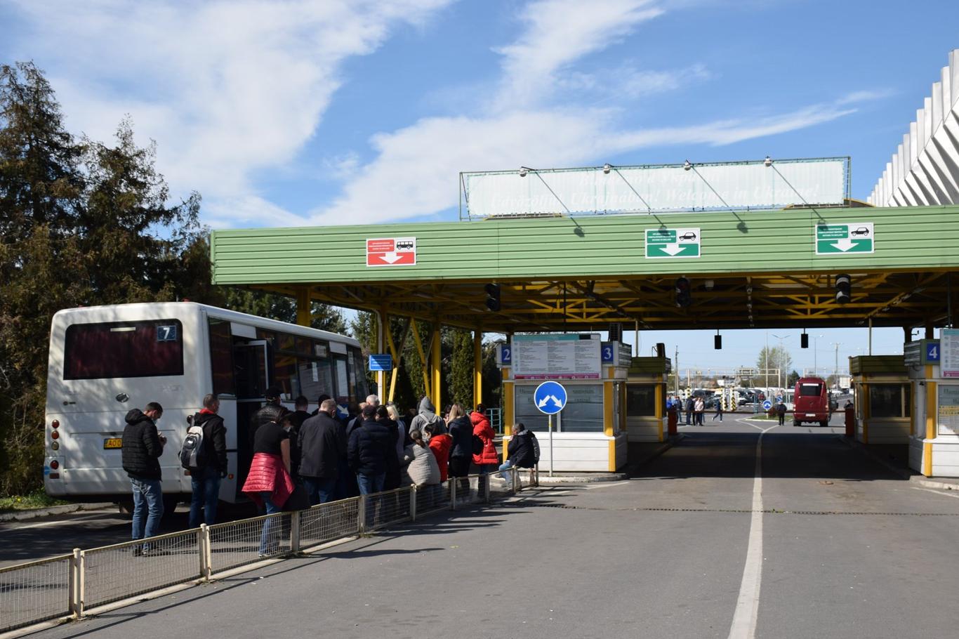 На кордоні з Угорщиною утворилися великі черги