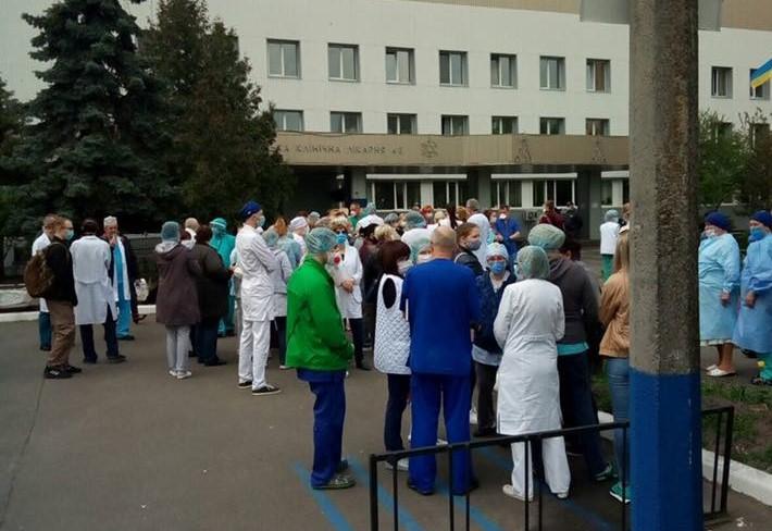 Хворих на COVID-19 приймають, але доплати не отримують: у Києві протестують медики лікарні №8