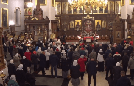 Понад сотня вірян на службі у лаврі УПЦ МП на Донеччині: поліція зафіксувала порушення карантину