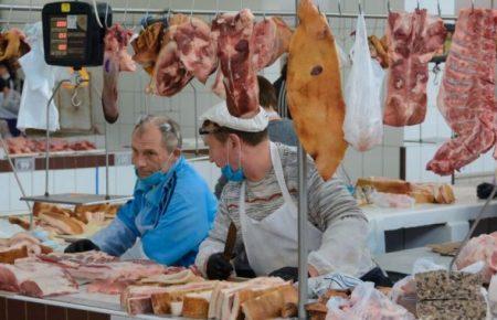 Дезинфекция дважды в день, продажа одежды и обуви по звонку: как работают рынки Харькова, несмотря на карантин