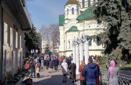 У Рівному люди прийшли до церкви святити вербу попри карантин (фото)