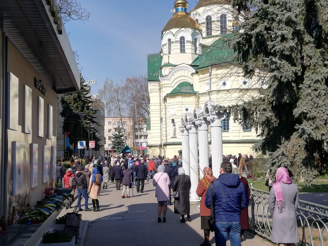 У Рівному люди прийшли до церкви святити вербу попри карантин (фото)