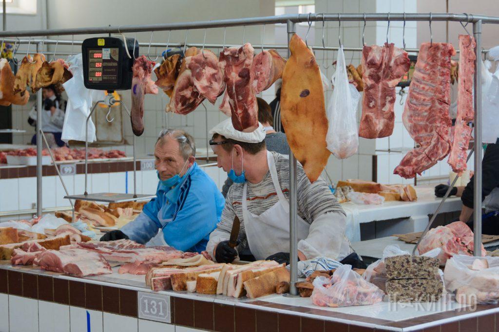 Дезінфекція двічі на день, продаж одягу та взуття за дзвінком: як ринки Харкова працюють попри карантин