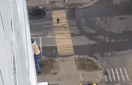 В РФ на чоловіка, який випав з вікна, склали протокол за порушення режиму самоізоляції