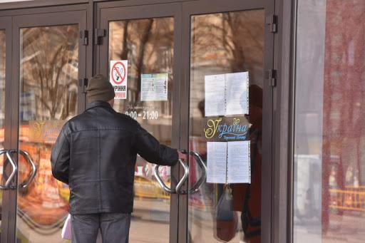 Бізнес просить дозволити працівникам торгівлі 60+ ходити на роботу