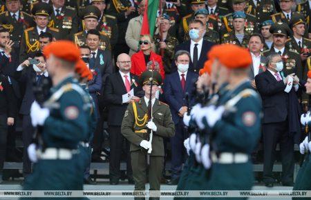 У Мінську попри епідемію відбувся парад до Дня перемоги (відео)