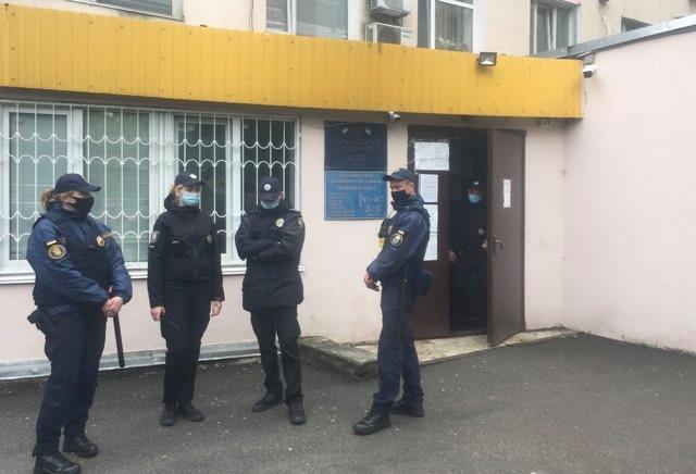 Суд готується до обрання запобіжних заходів підозрюваним у зґвалтуванні експоліцейським