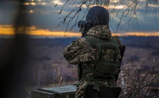 На Донбасі бойовики 12 разів порушили режим «тиші», поранили військового