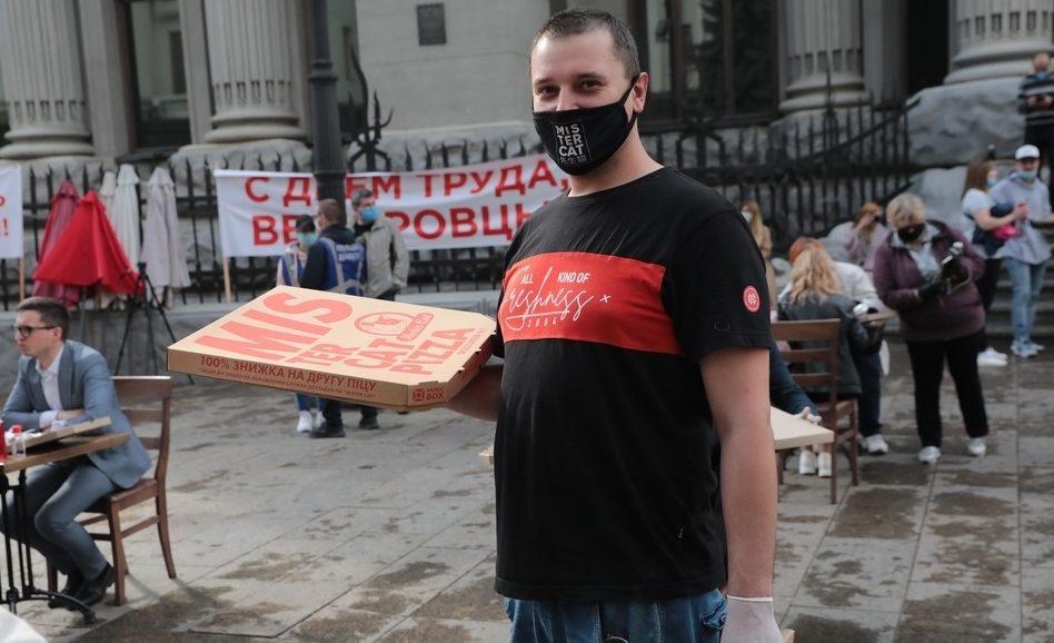 Під Офісом президента підприємці влаштували «пікнік»: просили відкрити літні тераси