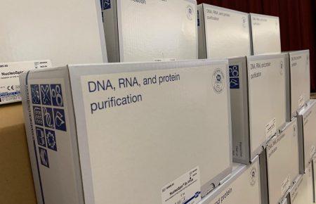 Заплатили дипломати, завезли волонтери: військові отримали системи для ПЛР-тестування