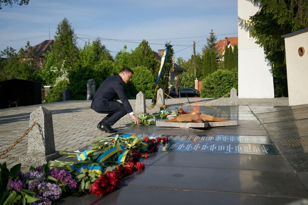 «Тут завершилося вигнання загарбників» — Зеленський на Закарпатті вшанував пам'ять загиблих у Другій світовій