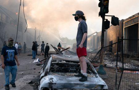 Протести у Міннесоті: У США арештували поліцейського за вбивство затриманого