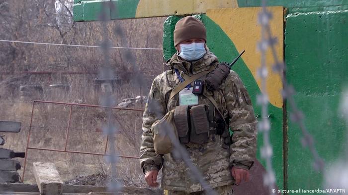 На Донбасі бойовики поранили одного українського військового