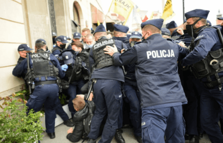 3 роки на відновлення економіки, клоуни в метро, страйк бізнесу — новини про пандемію