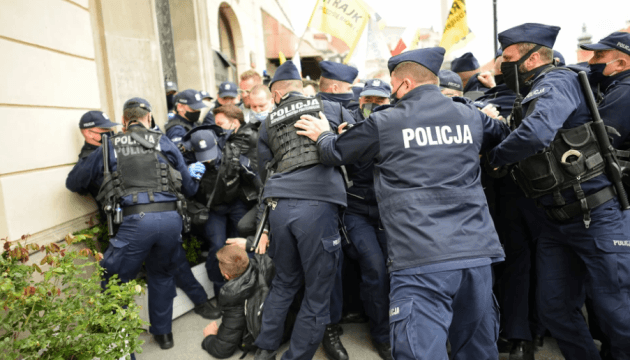 3 роки на відновлення економіки, клоуни в метро, страйк бізнесу — новини про пандемію