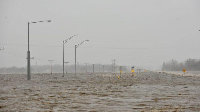 У США евакуювали 10 тисяч людей через прорив двох дамб