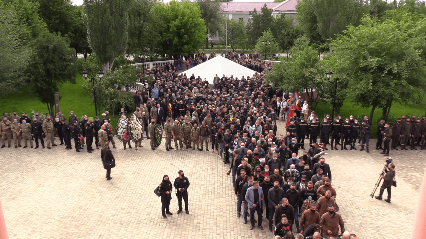 Сергій Леонідович був далі усіх поранених, його евакуювали останнім, дорогою у нього зупинилося серце — побратим загиблого комбата Губанова