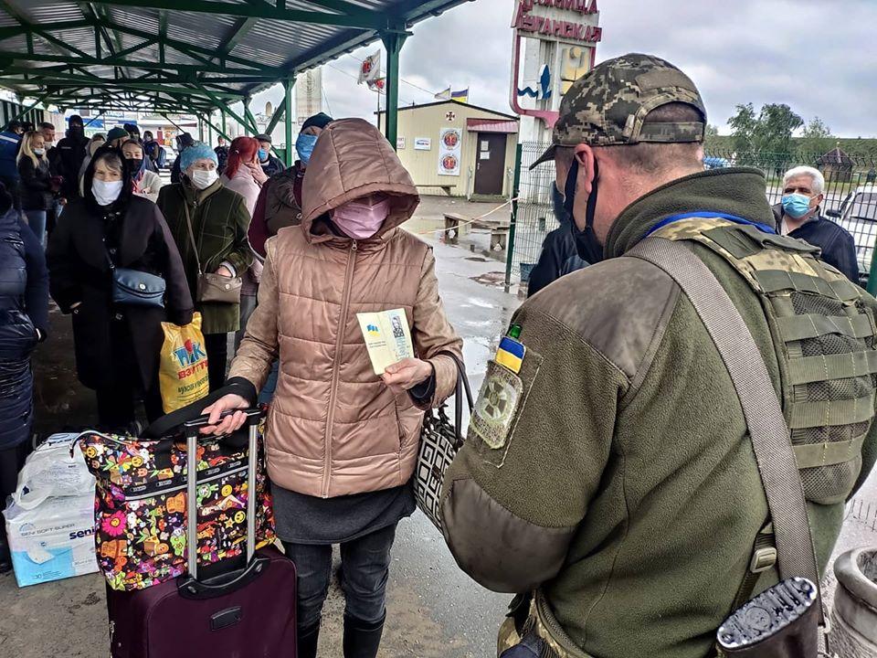 На КПВВ «Станиця Луганська» втретє за карантин організували пропуск людей