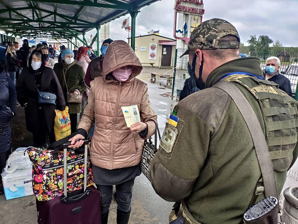 На КПВВ «Станиця Луганська» втретє за карантин організували пропуск людей