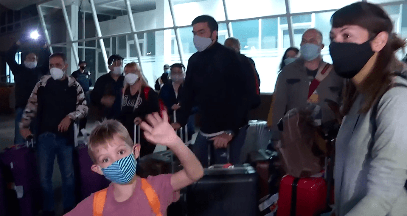 До України прилетіли батьки, аби забрати немовлят, народжених сурогатними матерями