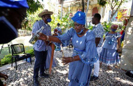 Танці жриць вуду, підвищений попит на алкоголь та пожертва Трампа — новини про COVID-19 у світі