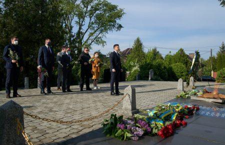 Зеленський анонсував встановлення меморіалів у Донецьку, Сімферополі, на Луганщині та на Закарпатті