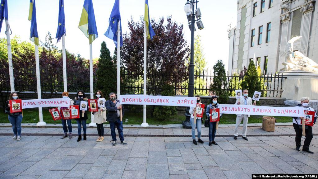 Дуже прикро, що президент ігнорує наші родини – родичі політв’язнів про акцію на Банковій