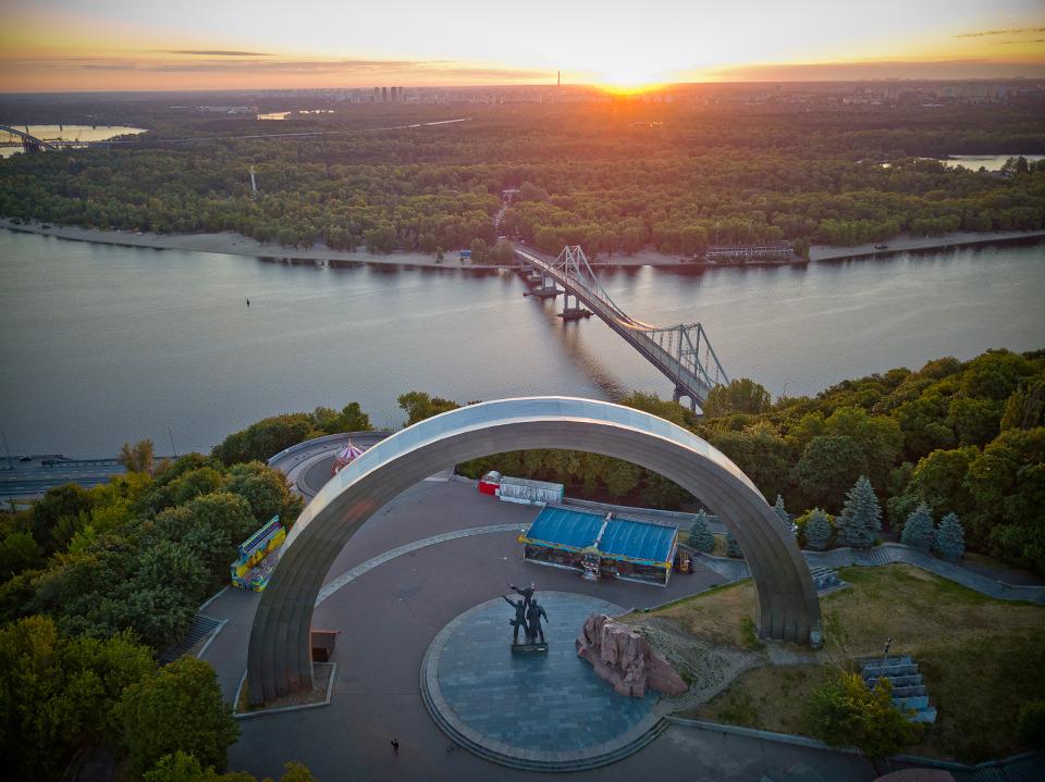 УЗ звільнила керівництво «Інтерсіті», а Вірменія оголосила про другу хвилю пандемії коронавірусу: головні новини ночі