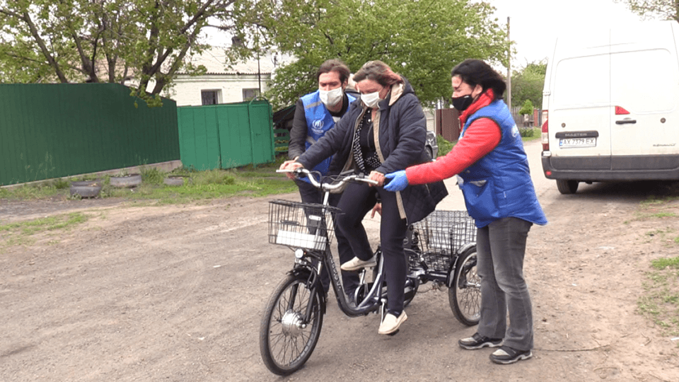 Фельдшерка та волонтер з прифронтових Оріхового та Новотошківського отримали електровелосипеди (фото)