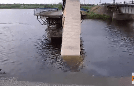 На Днепропетровщине обрушился мост, когда по нему ехала фура (видео)