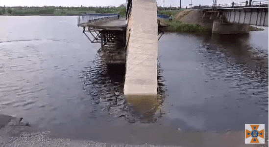 На Дніпропетровщині обвалився міст, коли по ньому їхала фура (відео)