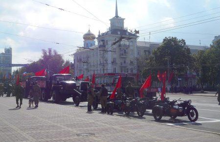 Автопробіг та парад військової техніки: в окупованому Луганську попри обмеження відзначили День перемоги (відео)