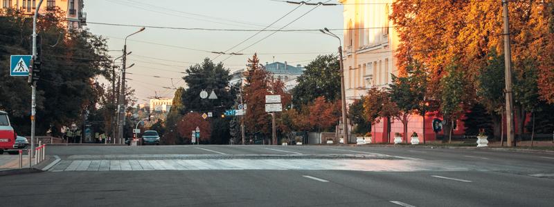 Укрзалізниця продає квитки, а ДБР вилучило митні декларації картин Порошенка — головні новини ночі