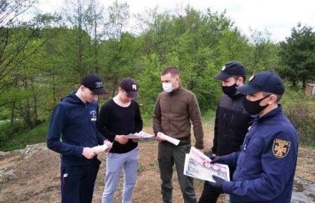 На Житомирщині у місцях пожеж поліцейські, рятувальники та лісівники проводять спільні рейди