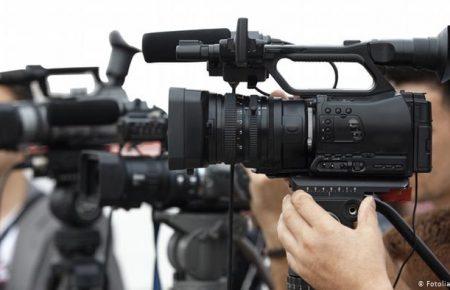 За правду про COVID – переслідування? Хто тисне на журналістів, які висвітлюють пандемію