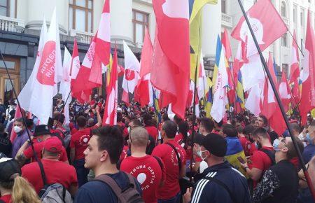 Під ОП триває акція прихильників Шарія та їхніх опонентів