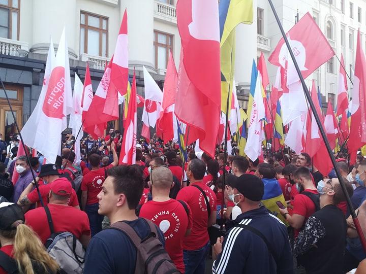 Під ОП триває акція прихильників Шарія та їхніх опонентів