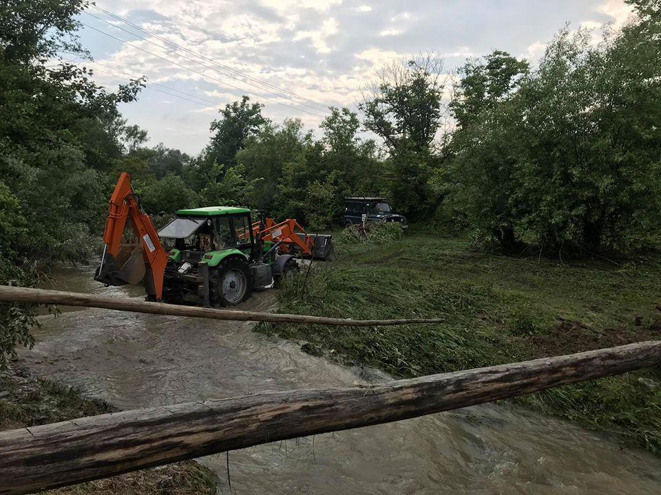 Паводки на Буковине и Прикарпатье: в регионах объявили красный уровень опасности (фото, видео)