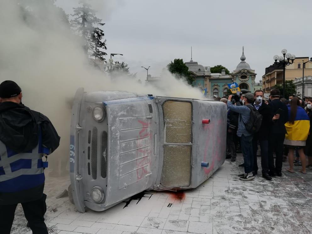 «Авакова в отставку!»: под Радой перевернули машину и жгут файеры (фото, видео)