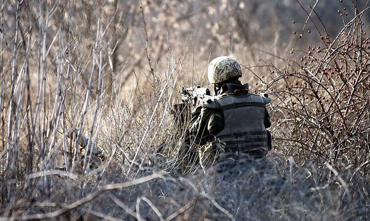 Доба на Донбасі: двоє українських військових поранені