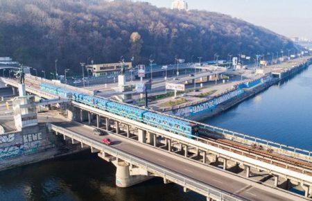 У Києві через загрозу вибуху перекрили міст Метро