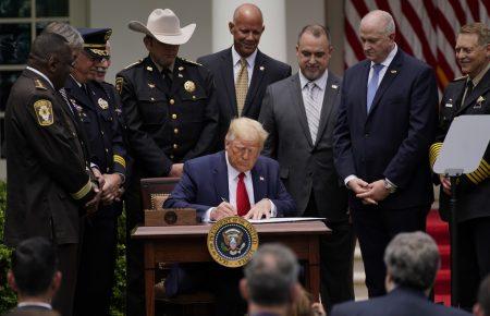 Трамп запретил полиции применять удушающие приемы при задержании